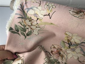 Råsilke - unik silke med skønne blide blomster på powder bund